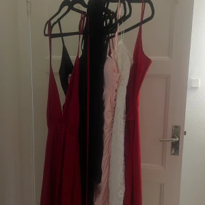 Klänningar - Olika klänningar som är använda max 1 gång/oanvända. Storlek S/M 50kr/st