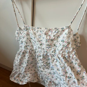 Blommig topp - Somrig blommig topp från bikbok säljer för att den inte kommer till användning 