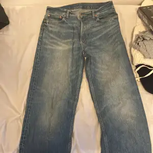 Hej säljer dessa feta jeans från weekday. Jeansen är utan defekter, helt nytt skick. Kan mötas upp i sthlm innerstad alternativ frakt! 