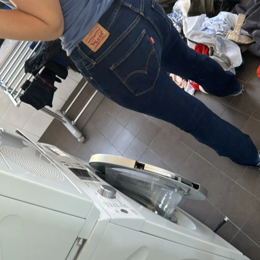 Levis jeans bootcut i storlek 27 passar mig som är ca 165 cm, de är lite nedtrampade men annars jättebra skick🥰. Jeans & Byxor.