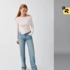 Sänder dessa jättefin low straight jeans från Gina i storlek 34, använda fåtalet gånger och säljer då de inte passar😊 Passformen är jättebra och en super fin blå färg utan dofta deftekter!