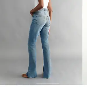 Ett par blåa jeans från ginatricot storlek 38, helt oanvända prislapp kvar!! Nypris 499kr! Slits nertill 