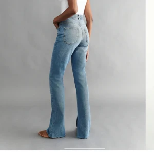 Jeans  - Ett par blåa jeans från ginatricot storlek 38, helt oanvända prislapp kvar!! Nypris 499kr! Slits nertill 