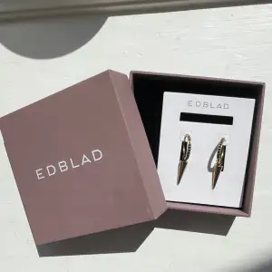 Jättefina örhängen från Edblad, säljer då det tyvärr inte kommer till användning. Ny skick och inga skador, kommer med i boxen🤍💞 pris kan sänkas vid snabb affär 💖 OBS har även ett längre örhänge som jag säljer som passar jättebra till🤍