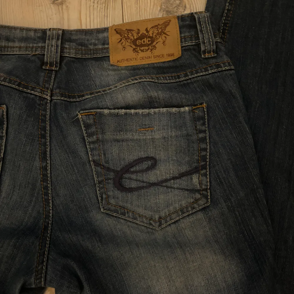 Säljer ett par skitsnygga lowwaisted jeans från edc. Dem är knappt använda för att dem är lite för korta på mig:( passformen är straight leg och är ganska så långa, är själv 180 cm och dem är bara lite förkorta på mig!💗. Jeans & Byxor.