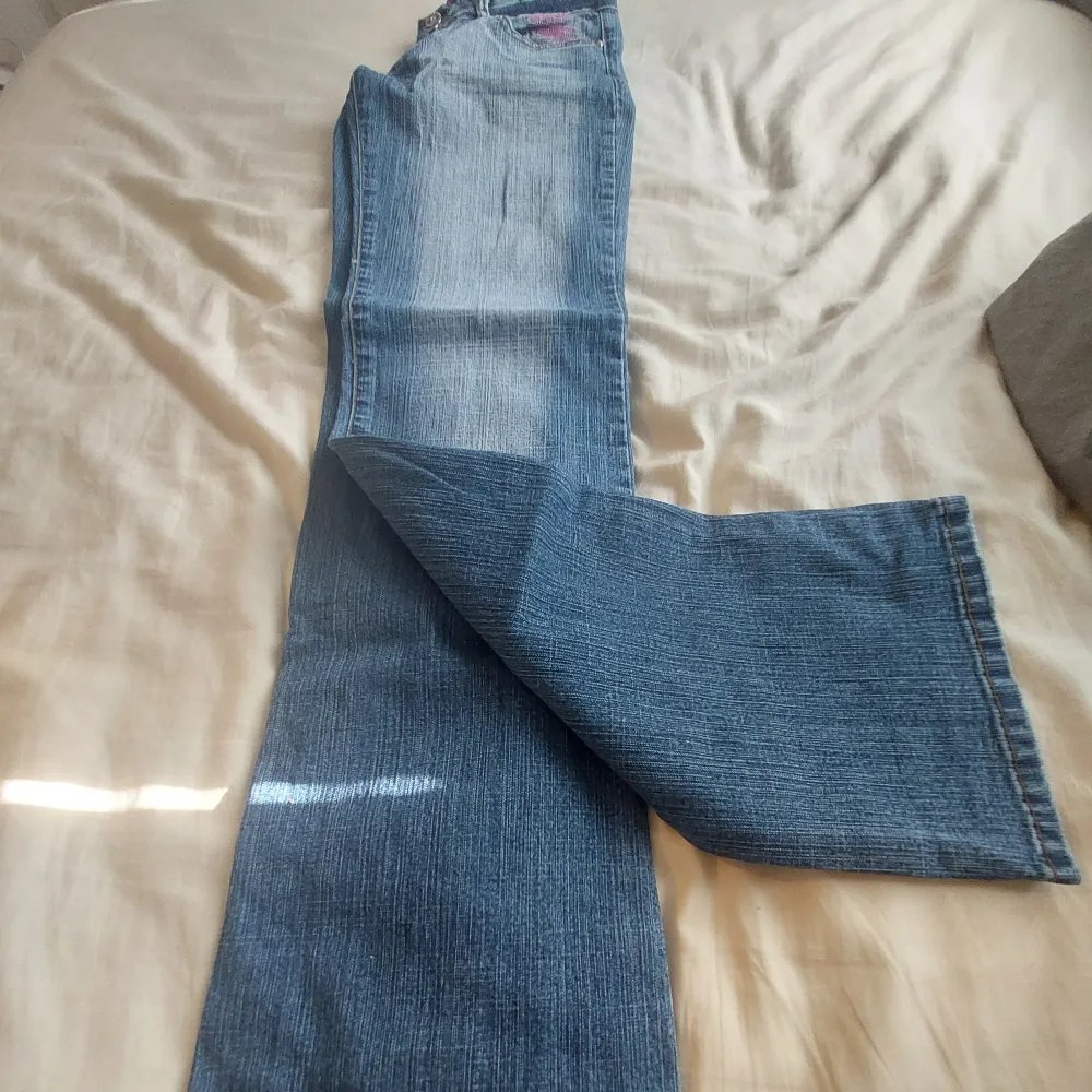 Fina rosa detalier. Low waist. Y2k. Chilly girl jeans. Stockholm stil. Jeans & Byxor.