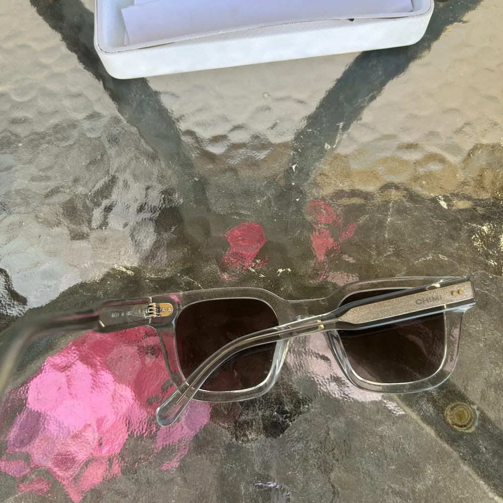 Jag säljer nu dessa chilis 04 grey solglasögon eftersom jag inte använder dom längre,Dom är i extremt bra skick och är köpta nya på nk i göreborg, pris kan ändras vid snabb affär. Hör av dig vid mer frågor!. Övrigt.