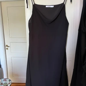 Klänning - Svart smickrande och luftig klänning