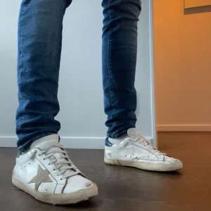 Golden goose skor - Ett par riktigt snygga golden goose skor i bra skick skulle säga 8/10 nypris ligger runt 5-6 tusen jag säljer för endast 1899 men priset kan såklart sänkas vid snabb och enkel affär! Släppt lite i sulan men inget man märker av super tydligt
