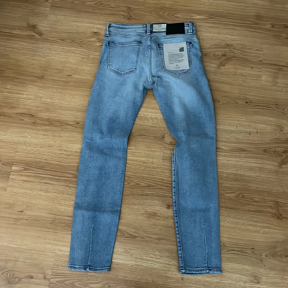 Säljer dessa helt nya Neuw jeans i storlek 30-32 i modellen Iggy, helt nya med alla taggar och lappar kvar. Köpte för 1300 men säljer för endast 299. Kom pm vid frågor eller fler bilder på jeansen . Jeans & Byxor.
