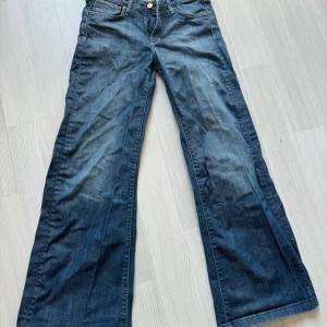 Raka/vida jeans - Storlek 28, köpt bigangnat men har själv aldrig använt dom 