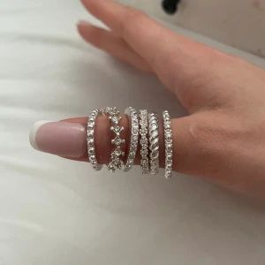 Silverringar  - 6st ringar, de färgar inte av sig på fingrarna och är knappt använda, anledningen till att jag säljer dessa är för att jag har alldeles för många ringar och jag använder inte dessa. 