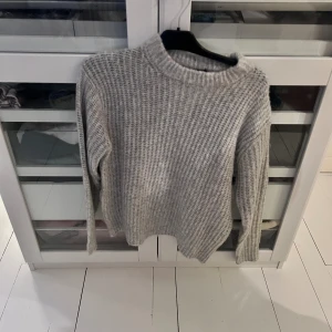 Stickad tröja från lager 157 - Fin grå stickad tröja med prislapp kvar från lager 157 i storlek XS. 