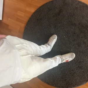 Linnebyxor  - Köpte på selected home för 899. Det följer med 2 extra knappar med byxorna och självklart tvättas och stryks byxorna innan köp. Jag är cirka 173(passar även upp till 178)