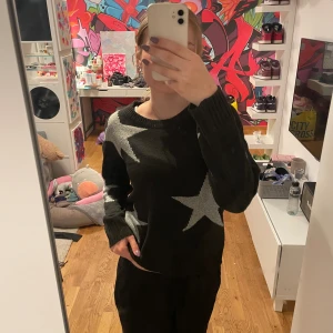 Stickad tröja  - Jätte fin stickad tröja med stjärnor på som ändast är testad! Säljer då den inte kom till användning 