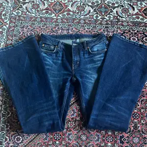 Älskar dessa jeans men har 2 av samma. Dem e från weekday i storlek 27/34 modellen flame. Midjan e 37cm, innerben e 82cm.