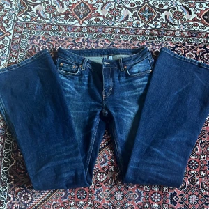 Lågmidjade jeans - Älskar dessa jeans men har 2 av samma. Dem e från weekday i storlek 27/34 modellen flame. Midjan e 37cm, innerben e 82cm.