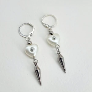 Handgjorda örhängen  - Handgjorda örhängen ● Material- rostfritt stål, metal,plastik ●Örhängeskrokar - rostfritt stål ●Längd -5,3cm .