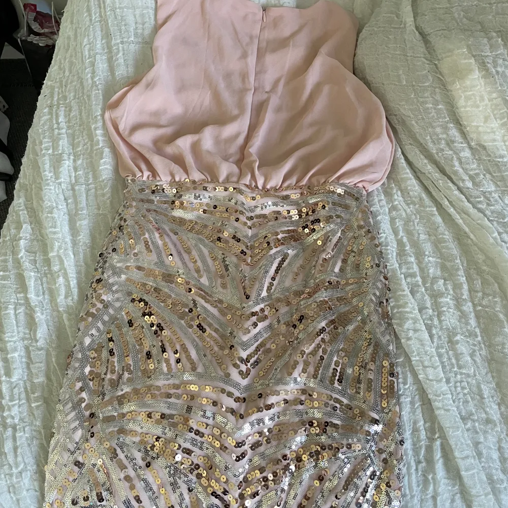 Säljer min rosa klänning pågrund av att den inte kommer till användning. Pris kan gå ner till 350 vid snabb affär. . Klänningar.