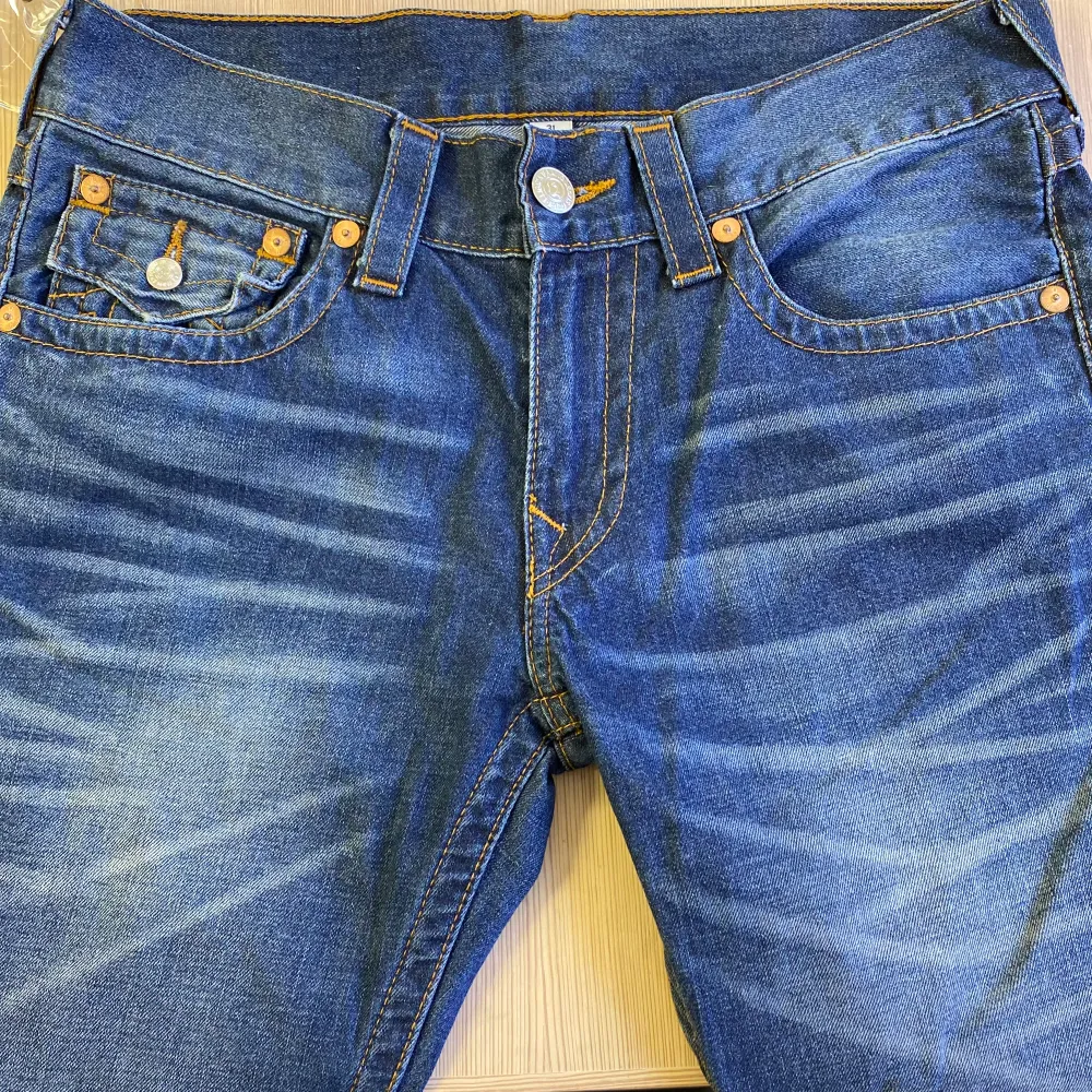 Ey par riktigt snygga true religion jeans i storlek 31 i midja och de är i gott skick, och pris kan diskuteras. Jeans & Byxor.