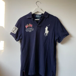 POLO RALPH LAUREN PIKÉ - En Polo Ralph Lauren piké.  Denna modell är en äkta polo piké tillverkad och såld i Usa. Väldigt unik och limiterad.  *Storlek S (passar 170-180) *Skicket är 9/10  Tveka inte på att skicka iväg ett DM