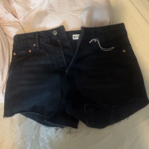 Jeans shorts - Svarta jeansshorts från Gina. Köpta förra året men aldrig använda då den inte passar.