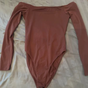 Brun offshoulder body - Aldrig använd i storlek S men skulle kunna passa M ocksp då den är lite för stor på mig