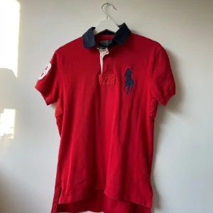 POLO RALPH LAUREN PIKÉ - En Polo Ralph Lauren piké.  Denna modell är en äkta polo piké tillverkad och såld i Usa. Väldigt unik och limiterad.  *Storlek S (passar 170-180) *Skicket är 9/10  Tveka inte på att skicka iväg ett DM