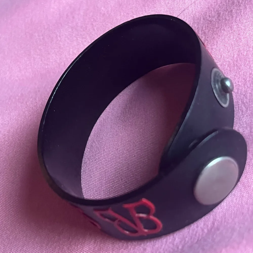 (Reserverad, köp inte!!) Black Veil Brides album + armband! Båda inköpta på Hot Topic ca 2014 (spelat skivan ett fåtal gånger) så dem har några år på nacken annars felfria, armbandet är också ganska liten  🌟 100 kr för båda + frakt! Tar bara köp nu ✨. Accessoarer.