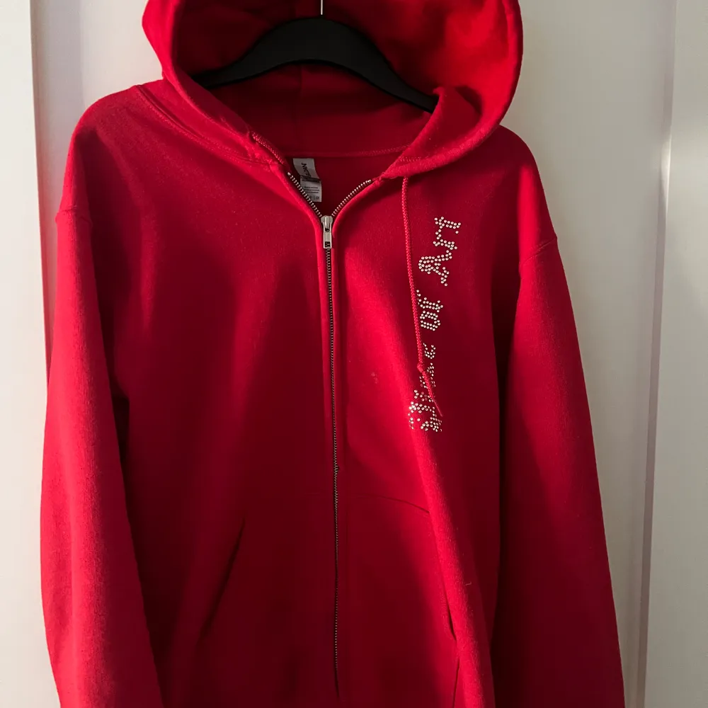 Snygg och fräsch Rhinestone hoodie som passar perfekt nu till sommaren men även till andra årstider. Bra kvalitet på tröjan och den är som nyskick. ‼️Pris kan diskuteras vid snabb affär‼️. Hoodies.