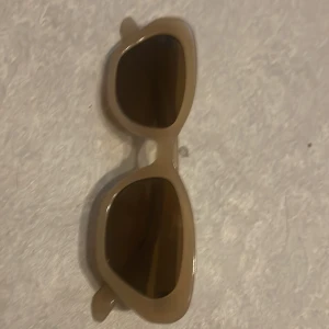 Glasögon - 10cm lång, 4cm bred. Bra skick. Har haft länge 