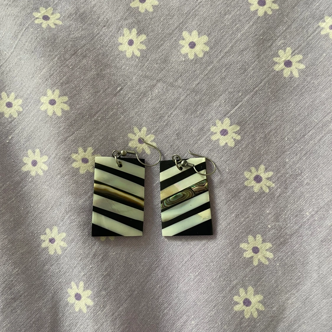 Svart-silvriga örhängen 