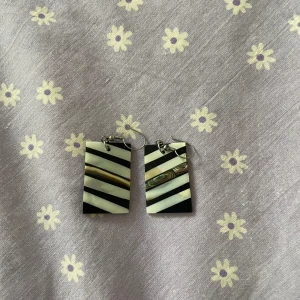 Svart-silvriga örhängen  - Svartsilvriga vintage örhängen 