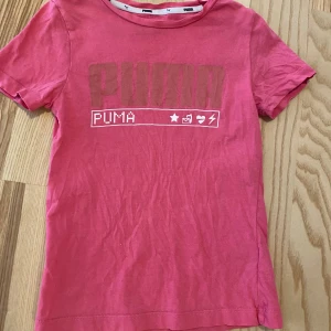 PUMA t-shirt strl 128 - Säljes i begagnat skick.  Kolla gärna in mina andra annonser för samfrakt!