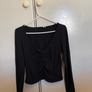 Svart tröja  - Svart tröja från gina tricote 