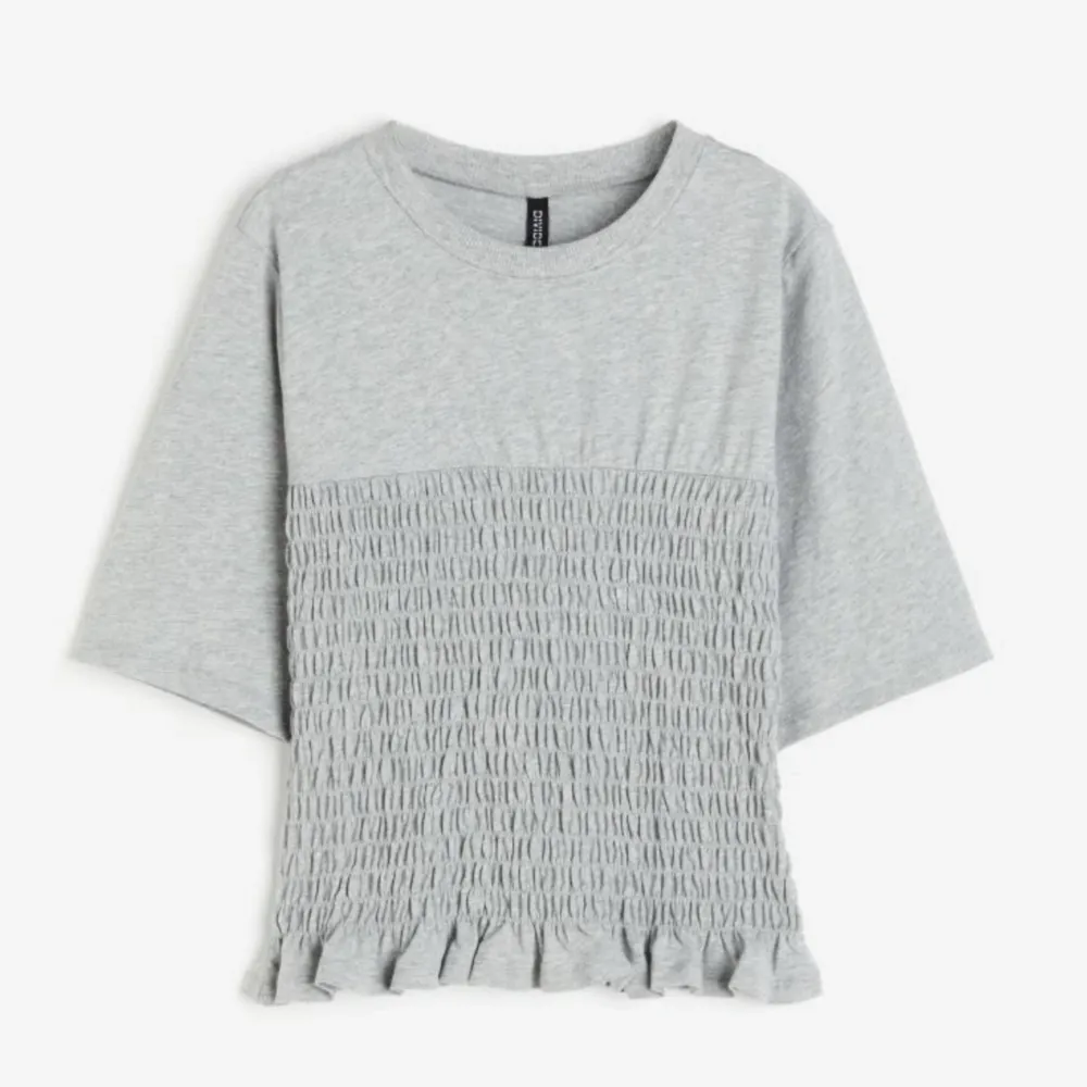 En helt ny tröja ifrån hm, bara använd ca 1 gång💕💕säljer den då den var i fel storlek💕. T-shirts.