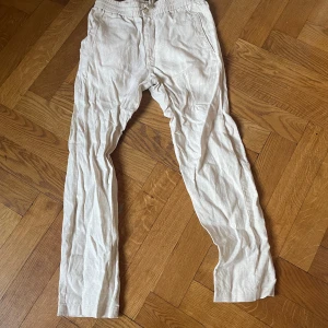 Linnebyxor 100% linne Skagen - Ett par näst intill oanvända linnebyxor från Skagen clothing i väldigt bra skick använda 2-3 ggr. Nypriset är ca 799 och mitt pris är 200. OBS de är lite skrynkliga då de precis tvättats men rätar ut sig när man har på sig de eller stryker dem