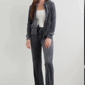 Gråa mjukis set från Gina  - Gråa mjukis set jätte fina testat dem aldrig tagit på mig dem storlek M  💕 från Gina 