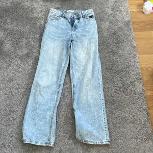 Fina jeans från Lindex ❤️ Jättesköna och snygga💗 De heter Vanja på deras hemsida och är utsvängda hela vägen❤️ Alltså inte bootcut🤍 Köparen står för frakten och jag står inte för postens slarv 🤍🙌🏼