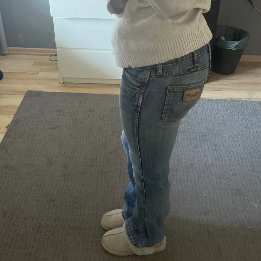 Säljer mina jättefina wangler lågmidjade bootcut jeans då det är för korta. Super bra passform och fin färg, älskar bakfickorna. W26-30. Jag är 163 cm lång.💕. Jeans & Byxor.