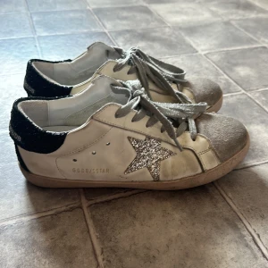 SNYGGA GOLDEN GOOSE  - Snygga golden goose med glitter! Köpte dem begangnat med de är fortfarande i fint skick. Det gick sönder på sidan som oftast händer med golden goose skor men de är limmat och håller bra nu. Pris kan diskuteras vid snabbaffär!!