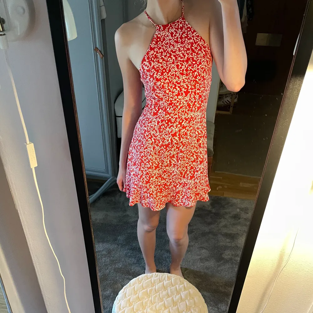 En jätte sött röd zara klänning som inte säljs längre❤️passar perfekt för sommaren . Klänningar.