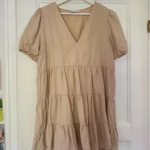 Zaraklänning - Jättefin vardagsklänning från Zara som är perfekt till sommaren! Den är jätteskön och smidig under sommaren och i jättefint skick 🌸 Stl. M men passar även mig som har XS-S eftersom det inte är en klänning som sitter tajt 🤍