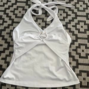 Snygg tröja - Super snygg tröja som man knyter runt nacken. Den är aldrig använd.