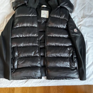 Moncler cardigan jacka - Jag säljer min jacka pågrund av att jag e den inte andvänd längre. Storlek 3 (L). Skick 9/10. Den är köpt på Emporia i Malmö för ca 1 år sen. Tyvärr hittar jag inget kvitto men det finns qr kod osv. Skriv vid intresse