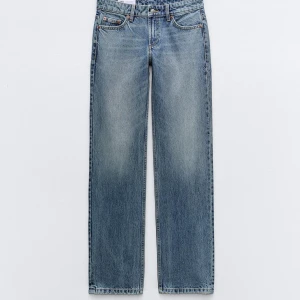Zara raka jeans low waist - Jättefina low waist jeans från zara. Tyvärr lite långa på mig som är 1,65 💕