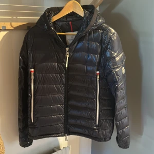 Moncler Galion jacka - Säljer denna sjukt snygga moncler jackan till eyy schysst pris, jackan är i bra skick 9/10, allt og medföljer dvs kvitto samt tags, om ni har några funderingar är de bara att höra av! Mvh