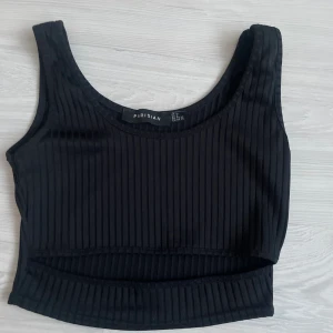 T-shirt / linne - En jätte fin svart linne som har en fin detalj, passar till allting💞💞