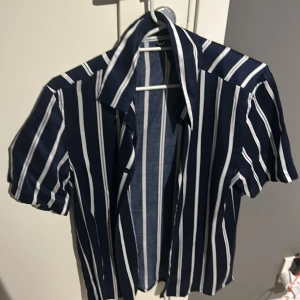 Sommar skjortor - Två sommar skjortor från hm, den randiga i S och blommiga i XS