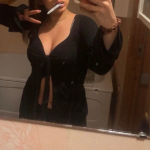 Topp - Svart tröja från Design by si i strlk Xs/s